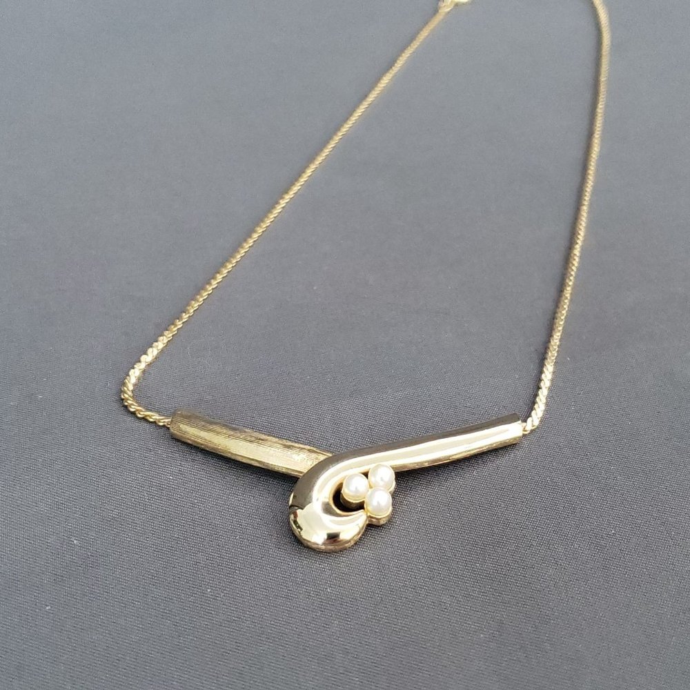 Sarah Coventry Gold Tone Swirl Pendant Necklace White Bead Accents Vtg 1950s 14" - Picture 2 of 11
